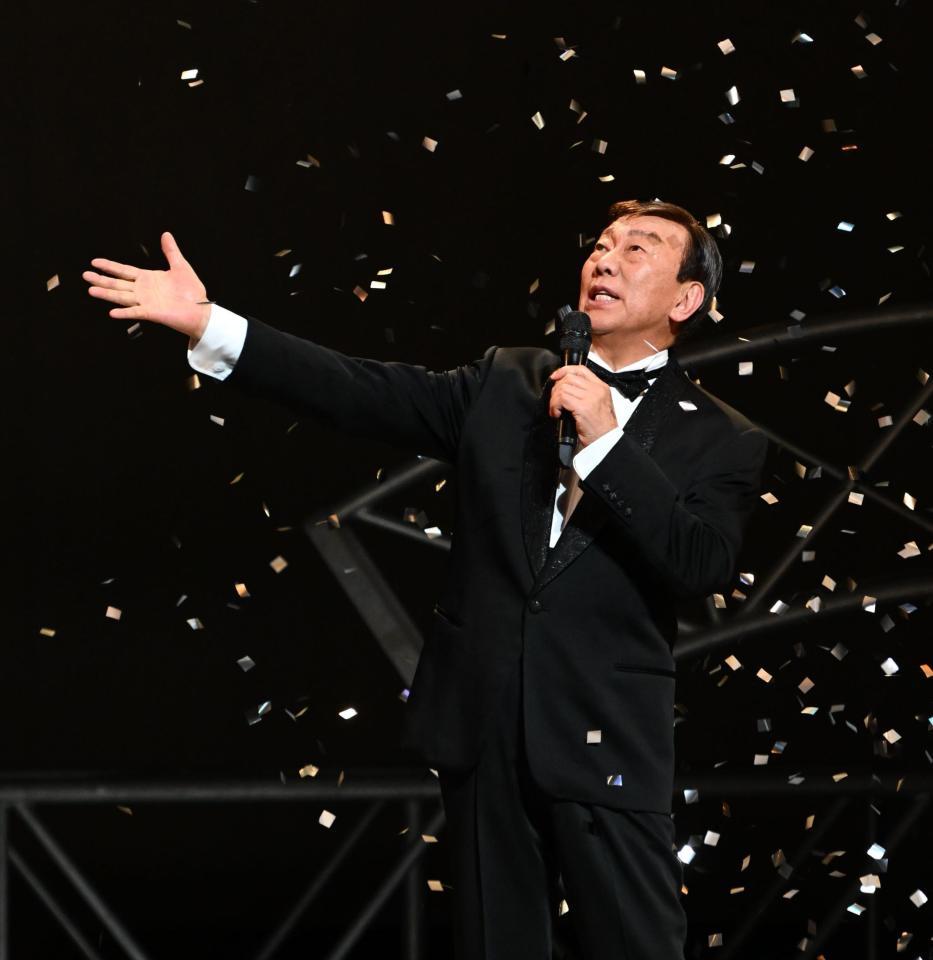 　ファンに別れを告げる橋幸夫＝東京・浅草公会堂（撮影・金田祐二）