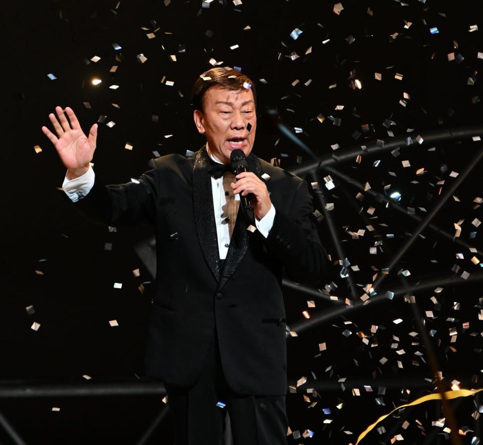 　ファンに別れを告げる橋幸夫＝東京・浅草公会堂（撮影・金田祐二）