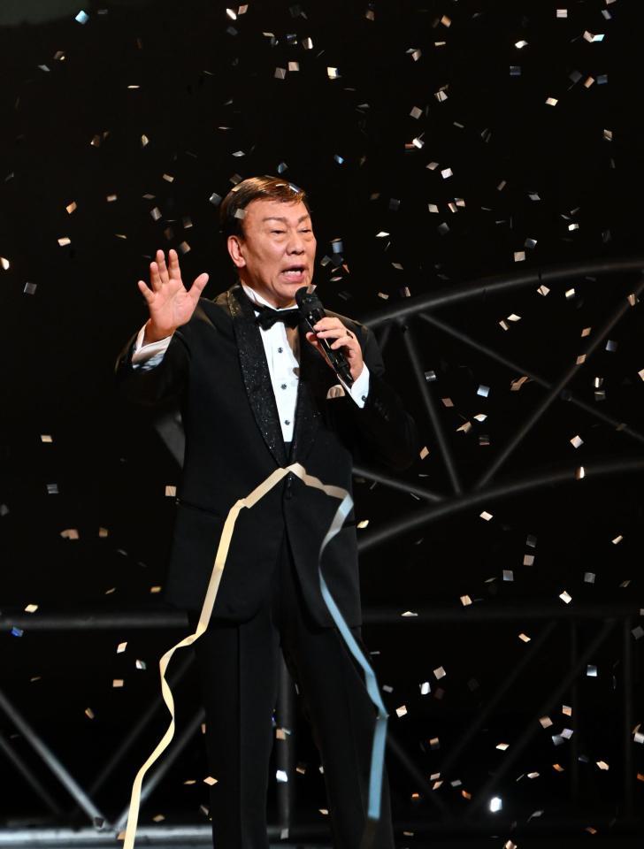 　ファンに別れを告げる橋幸夫＝東京・浅草公会堂（撮影・金田祐二）