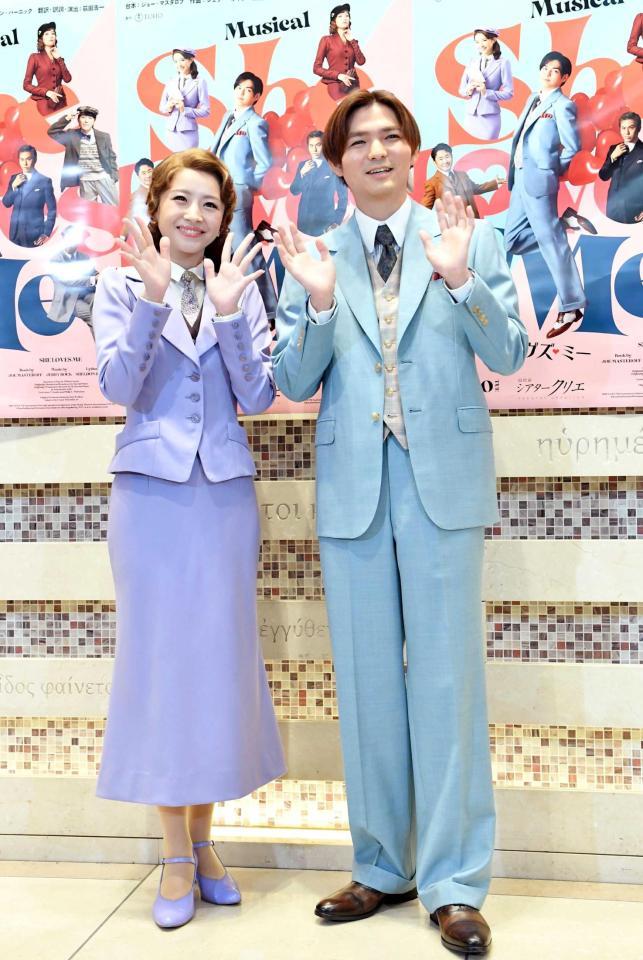 　役衣装で登場した薮宏太（右）と綺咲愛里（撮影・開出牧）