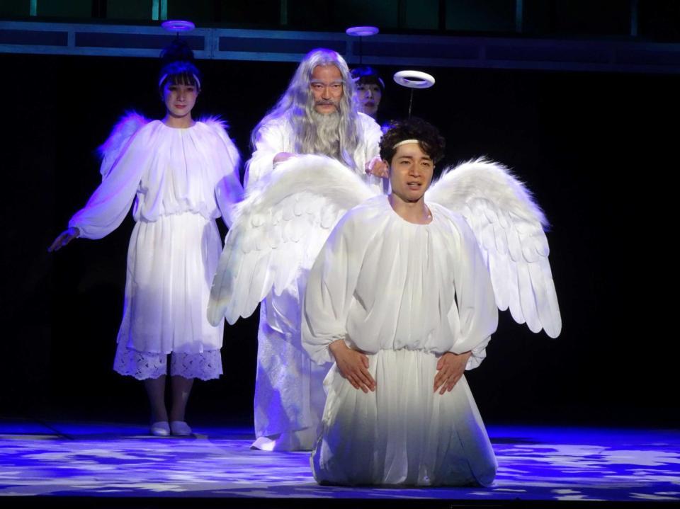 　天使役を熱演する福田悠太（後ろは渡辺いっけい）＝都内