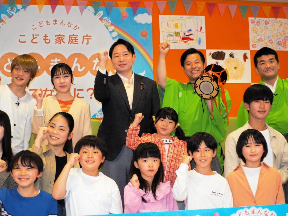 　子供たちに囲まれる（後列左から）おばたのお兄さん、鈴木夢、小倉將信大臣、すゑひろがりずの南條庄助、三島達矢と鈴木誉（中段中央）