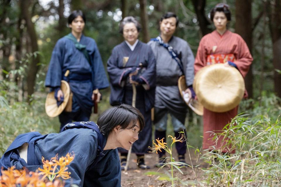 鮮やかなキツネのカミソリを見つけた万太郎（神木隆之介）。後列左から、竹雄（志尊淳）、祖母・タキ（松坂慶子）、市蔵（小松利昌）、姉・綾（佐久間由衣）