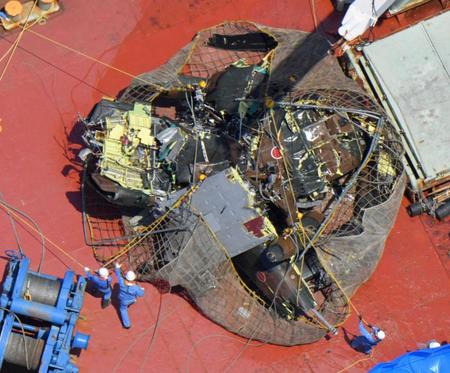 　現場海域から引き揚げられた陸自ヘリの機体（共同通信社ヘリから）