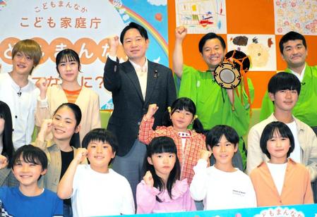 　子供たちに囲まれる（後列左から）おばたのお兄さん、鈴木夢、小倉將信大臣、すゑひろがりずの南條庄助、三島達矢と鈴木誉（中段中央）