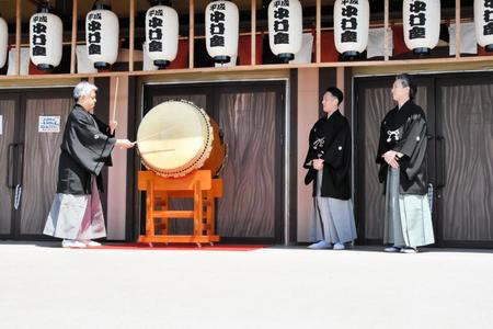 　「平成中村座」一番太鼓の儀に参加した中村勘九郎（中央）と中村七之助（右）