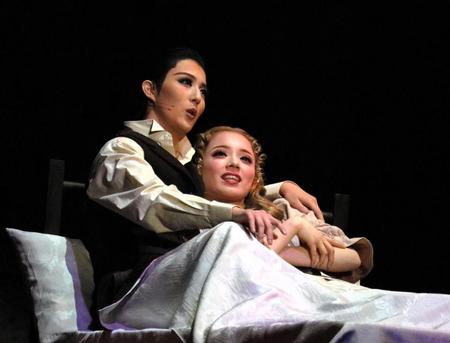 「舞姫」で熱演する主演の聖乃あすか（左）とヒロインの美羽愛