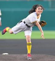 　始球式を務める河野万里奈（撮影・立川洋一郎）