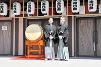 　「平成中村座」一番太鼓の儀に参加した中村勘九郎（左）と中村七之助