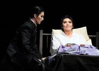 「舞姫」で熱演する聖乃あすか（左）と侑輝大弥