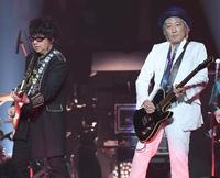 　ギター演奏で盛り上げるＴｈｅ　Ｓｔｒｅｅｔ　Ｓｌｉｄｅｒｓの村越弘明（右）と土屋公平（撮影・棚橋慶太）