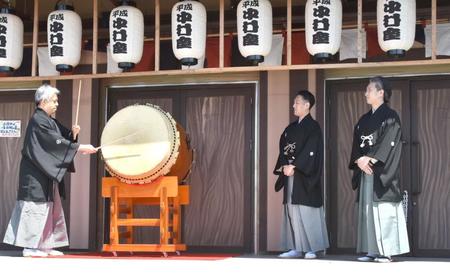 　一番太鼓の儀に参加した中村勘九郎（中央）と中村七之助（右）