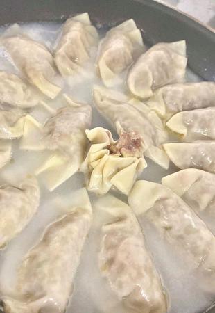 　藤岡家で料理した水ギョーザ©株式会社ＳＡＮＫＩワールドワイド