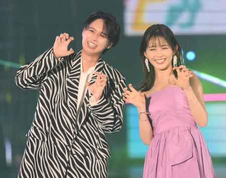 　ポーズを決めるＨｉＨｉ　Ｊｅｔｓの井上瑞稀（左）、久間田琳加＝国立代々木競技場第一体育館（撮影・堀内翔）