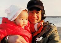 　父・藤岡弘、に抱っこされる赤ん坊の頃の藤岡舞衣　©株式会社ＳＡＮＫＩワールドワイド