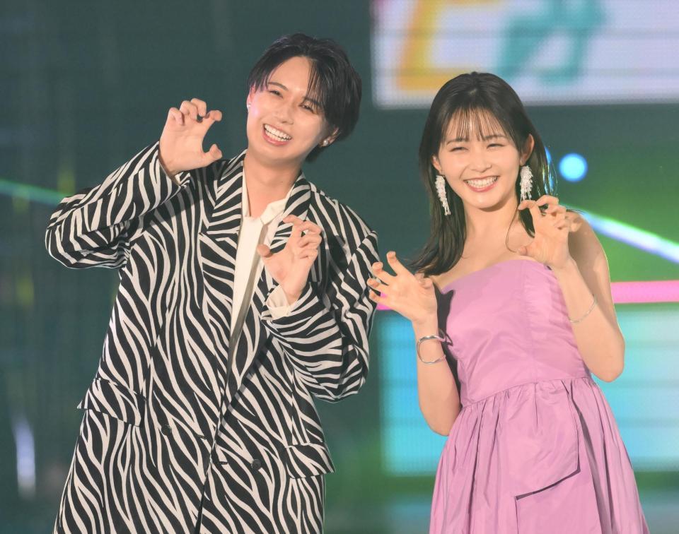 　ポーズを決めるＨｉＨｉ　Ｊｅｔｓの井上瑞稀（左）、久間田琳加＝国立代々木競技場第一体育館（撮影・堀内翔）