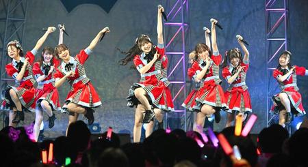 　熱唱する中井りか（右から２人目）らＮＧＴ４８（撮影・金田祐二）