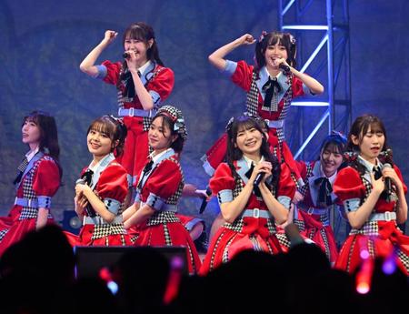 　熱唱する中井りか（上段右）らＮＧＴ４８（撮影・金田祐二）