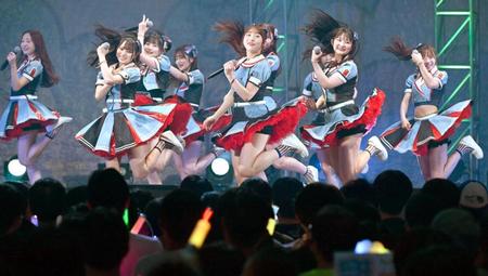 　会場を盛り上げるＨＫＴ４８（撮影・金田祐二）