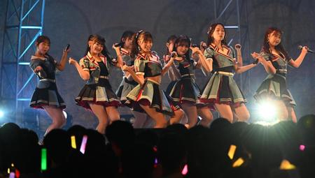 　熱唱するＨＫＴ４８（撮影・金田祐二）