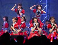 　熱唱する中井りか（上段右）らＮＧＴ４８（撮影・金田祐二）