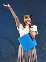 　会場を盛り上げる須田亜香里（撮影・金田祐二）