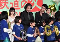 　合唱を披露した子供たちに拍手を送る（左から）森七菜、役所広司、菅田将暉、坂井真紀＝東京・ＴＯＨＯシネマズ六本木ヒルズ（撮影・出月俊成）