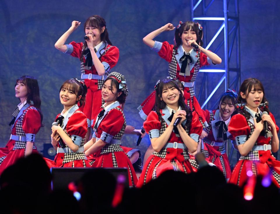 　熱唱する中井りか（上段右）らＮＧＴ４８（撮影・金田祐二）