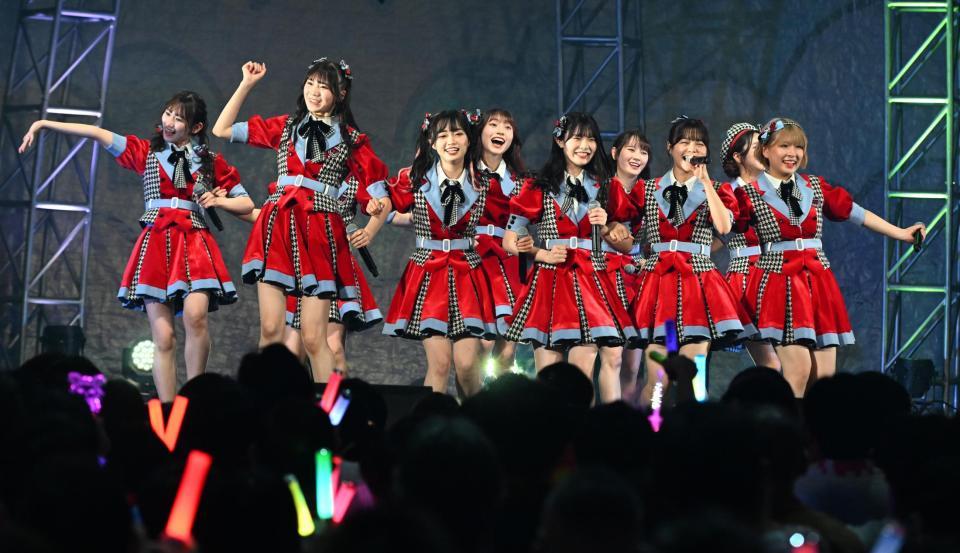 　熱唱するＮＧＴ４８（撮影・金田祐二）