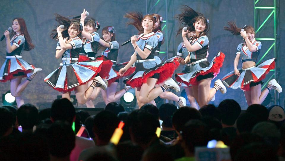 　会場を盛り上げるＨＫＴ４８（撮影・金田祐二）