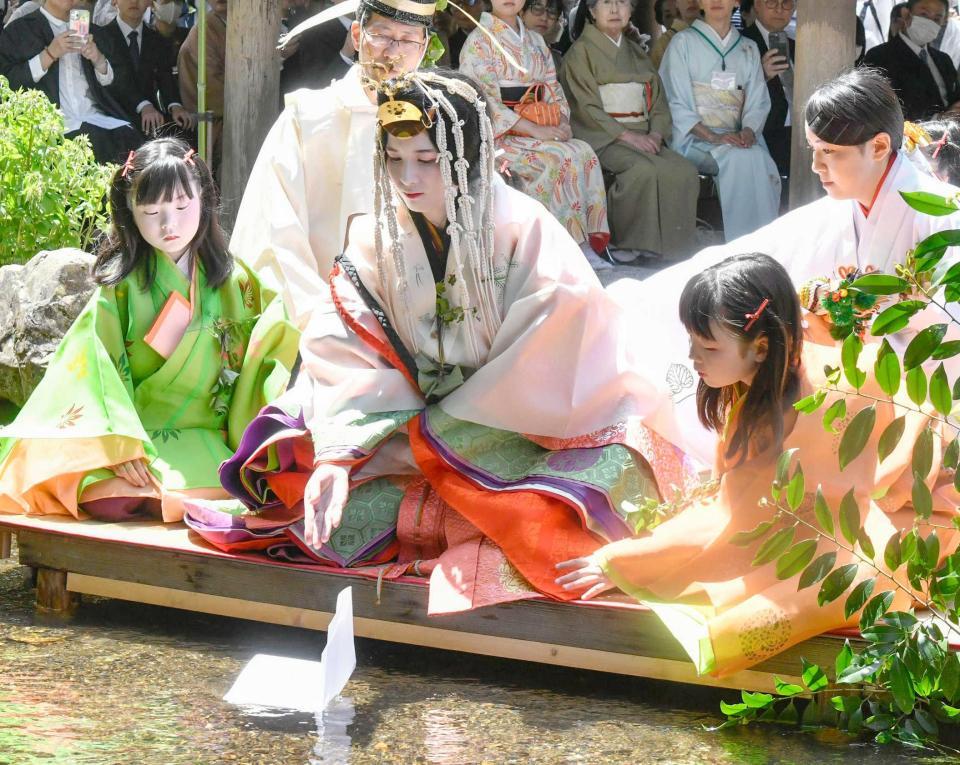 4年ぶり京都「葵祭」の行列 斎王代が身清める「御禊の儀」/芸能/デイリースポーツ online