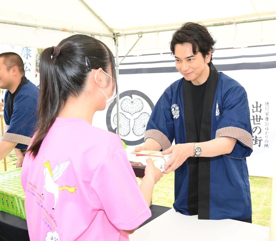 　自身がプロデュースした弁当を浜松まつりの参加者に配る松本潤（撮影・伊藤笙子）