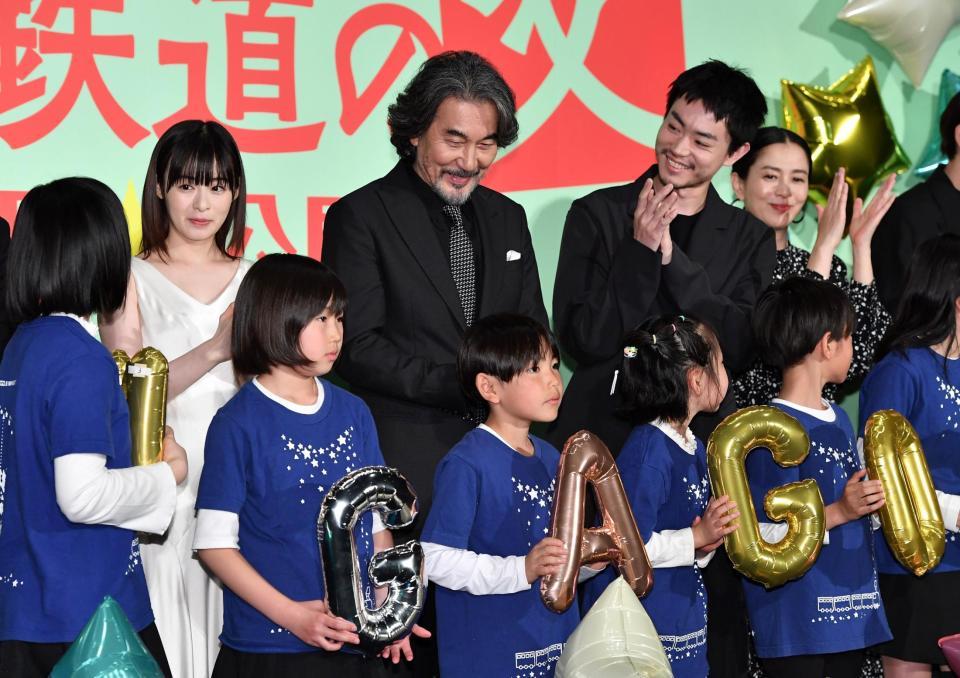 　合唱を披露した子供たちに拍手を送る（左から）森七菜、役所広司、菅田将暉、坂井真紀＝東京・ＴＯＨＯシネマズ六本木ヒルズ（撮影・出月俊成）