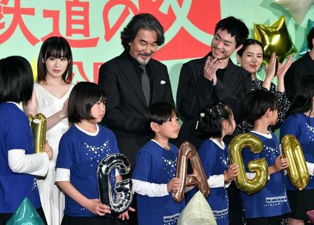 　合唱を披露した子供たちに拍手を送る（左から）森七菜、役所広司、菅田将暉、坂井真紀（撮影・出月俊成）