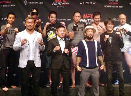 ＵＦＣ　ＦＩＧＨＴ　ＮＩＧＨＴ　ＪＡＰＡＮの会見に出席した（後列左から）ハブ、レイザーラモンＨＧ、ＦＵＪＩＷＡＲＡ・原西、レイザーラモンＲＧ、とにかく明るい安村、くまだまさし、（前列左から）国本起一、堀口恭司、山本〝ＫＩＤ〟徳郁