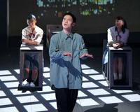 　教室でのシーンを演じる窪田正孝＝東京・新宿のＴＨＥＡＴＥＲ　ＭＩＬＡＮＯ-Ｚａ（撮影・出月俊成）