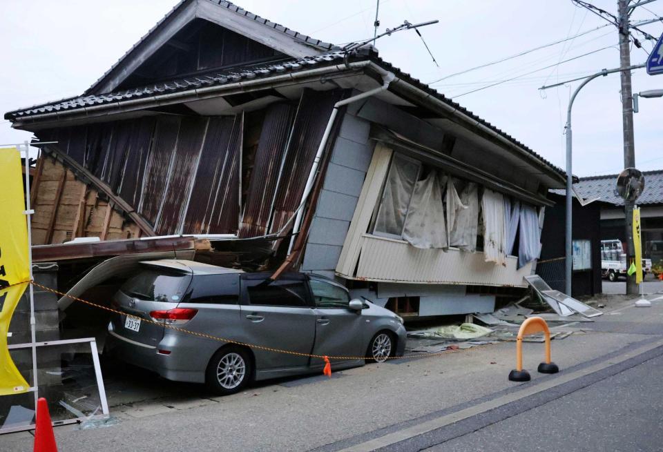 　震度６強の地震で倒壊し、車を押しつぶした民家＝石川県珠洲市