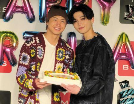 　メンバーの瀬口黎弥（左）から誕生日を祝福され、涙ぐむ八木勇征