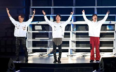　ファンの声援に、そろって両手を広げるＫＡＴ－ＴＵＮの（左から）上田竜也、亀梨和也、中丸雄一（撮影・西岡正）