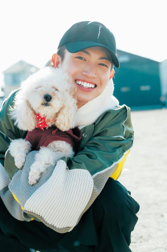 　綱啓永のお気に入りショット。愛犬とパチリ