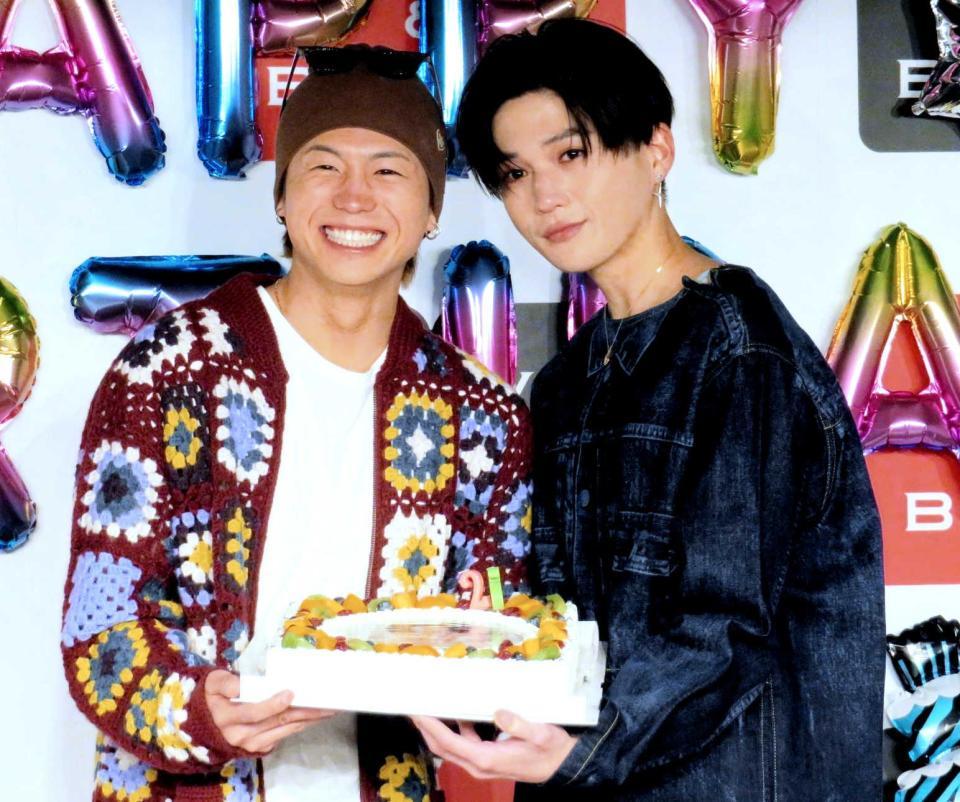 メンバーの瀬口黎弥（左）から誕生日を祝福され、涙ぐむ八木勇征