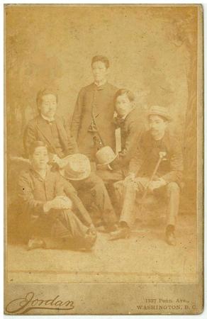 　西郷隆盛の子どもらが１８８５年に渡米した際にワシントンで撮影された写真。寅太郎（左端）、おいの隆準（中央）、菊次郎（右端）が当時のワシントン駐在公使九鬼隆一（左から２人目）らと写っている（諫山尚子さん蔵）