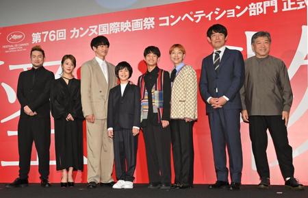 　壇上で笑顔を見せる（左から）中村獅童、高畑充希、永山瑛太、柊木陽太、黒川想矢、安藤サクラ、坂元裕二氏、是枝裕和監督（撮影・西岡正）