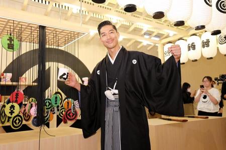 　袴姿で登場したＥＸＩＬＥ・ＡＫＩＲＡ