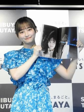 左のお気に入りページを開く日向坂４６の影山優佳＝都内