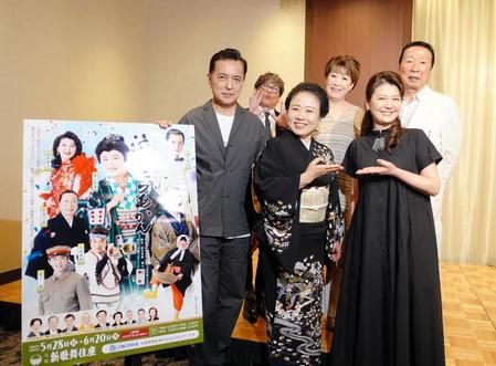 　会見に出席した（前列左から）榎木孝明、藤山直美、南野陽子（後列左から）内場勝則、仁支川峰子、石倉三郎