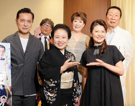 　「泣いたらあかん」に出演する（前列左から）榎木孝明、藤山直美、南野陽子（後列左から）内場勝則、仁支川峰子、石倉三郎