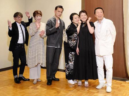 　会見に出席した（左から）内場勝則、仁支川峰子、榎木孝明、藤山直美、南野陽子、石倉三郎