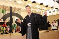 　袴姿で登場したＥＸＩＬＥ・ＡＫＩＲＡ