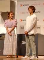 イベントに出席したおしどり夫婦の辻希美（左）と杉浦太陽（右）＝東京・神田明神ホール
